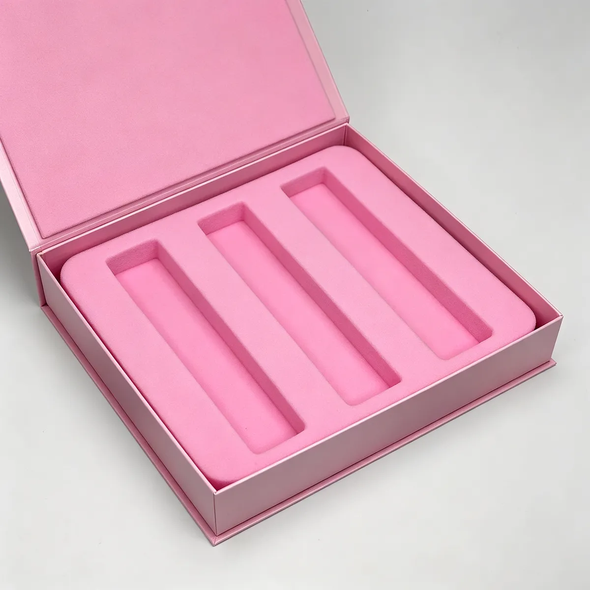 Maßgeschneiderte rosa EVA-Schaumeinsätze für Lippenstift- & Kosmetikstiftverpackungen